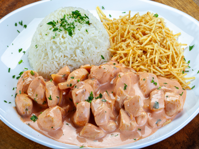 Strogonoff de Frango: Cremoso e Pronto em 20 Minutos